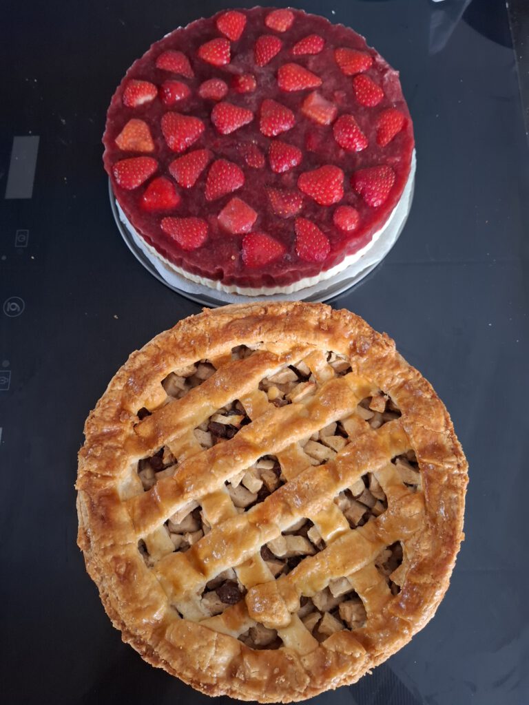 Appeltaart en aardbeien cheesecake